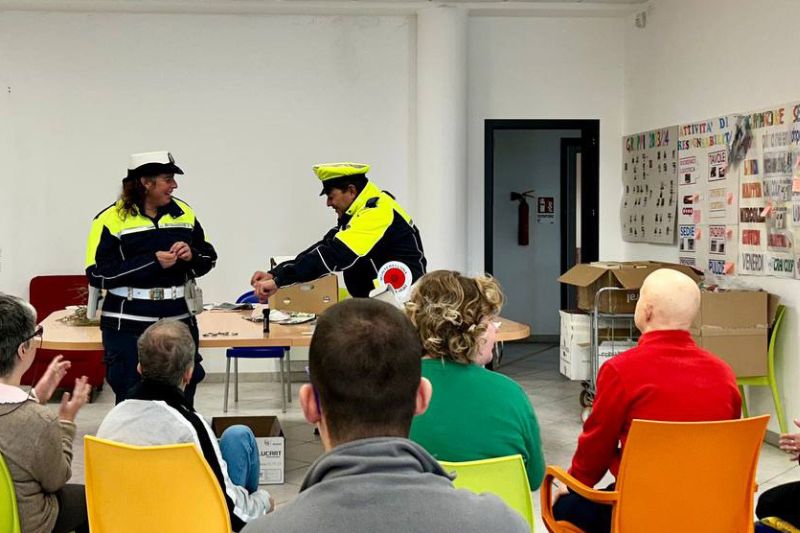 "A lezione" di sicurezza in strada: i ragazzi del centro diurno "La Libellula" incontrano la polizia locale
